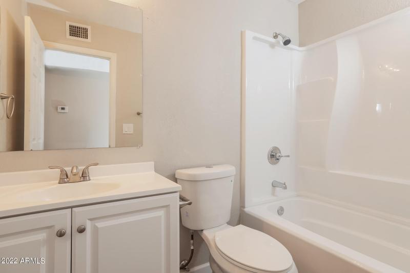 014-photo-bathroom-11372748