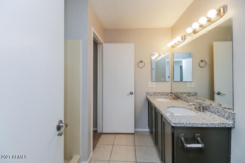 P5430285-06-Master Bathroom-735015