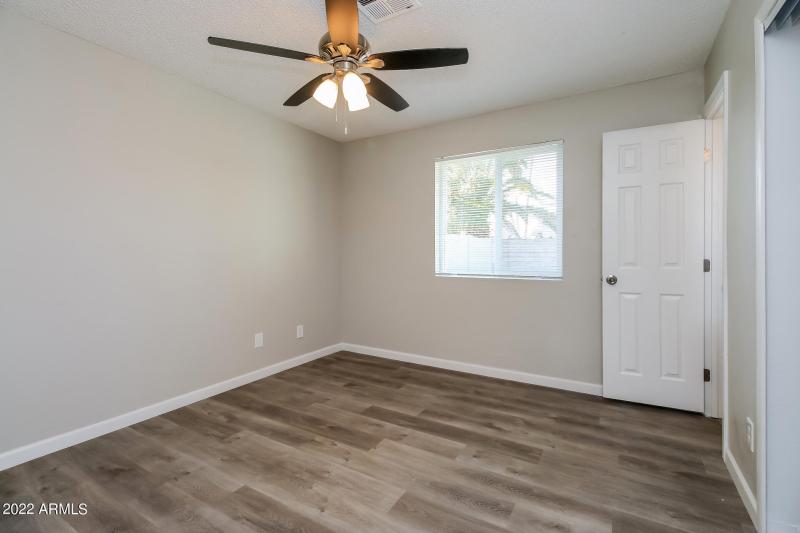 008-photo-primary-bedroom-11713419