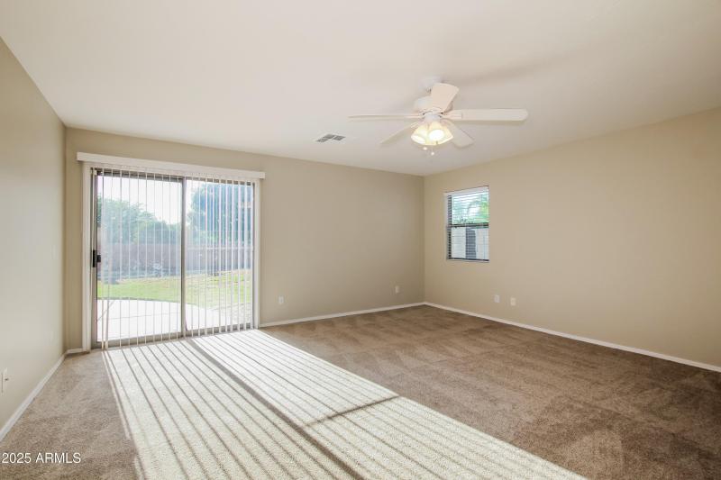 007-photo-master-bedroom-8296737