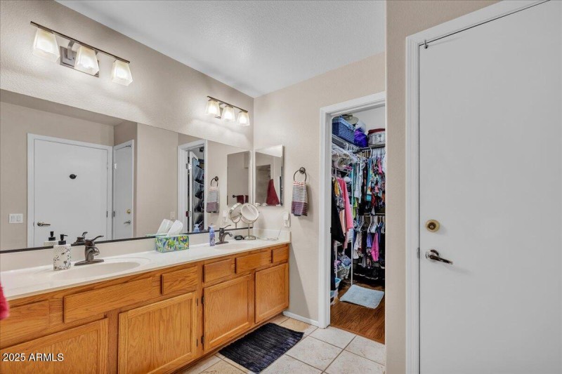 23-21742_N_Limousine_Dr23