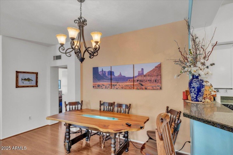 25-21742_N_Limousine_Dr25