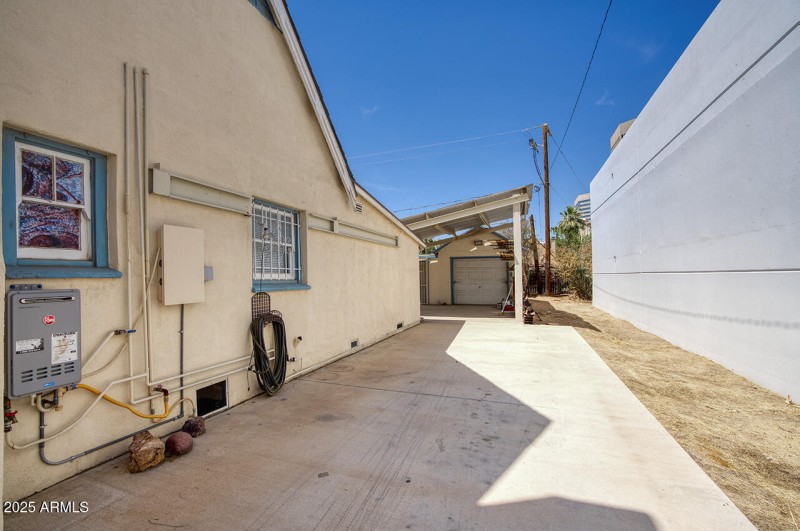 28 W LEWIS AVE