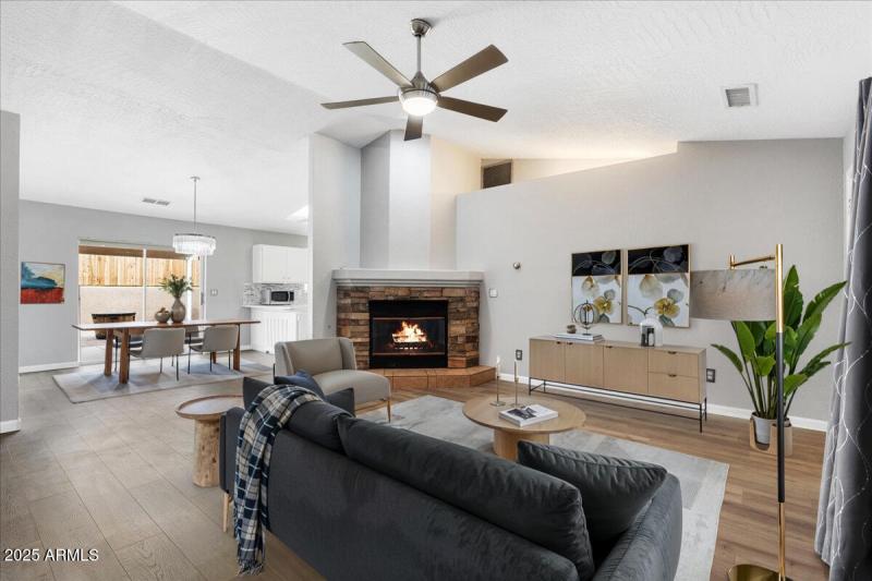 Property_173B_06-Living_Room_14-08-25_13