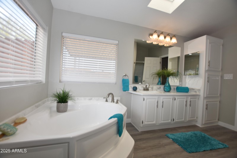 Main bath soaker tub_1096