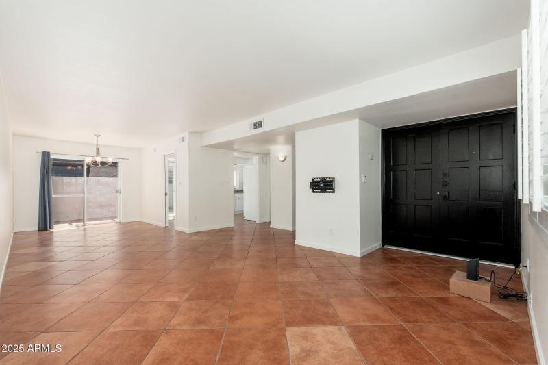 7684 E Minnezona Ave - 007