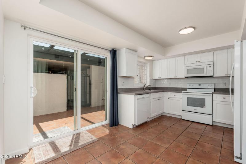 7684 E Minnezona Ave - 013