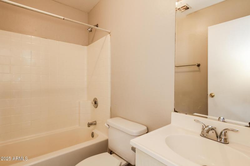 9-photo-Main-Bathroom