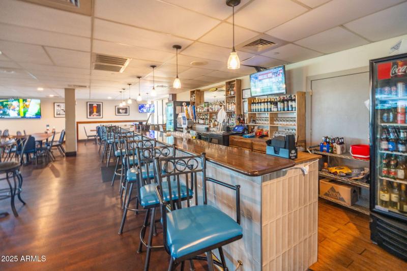 16 Community Bar & Grill