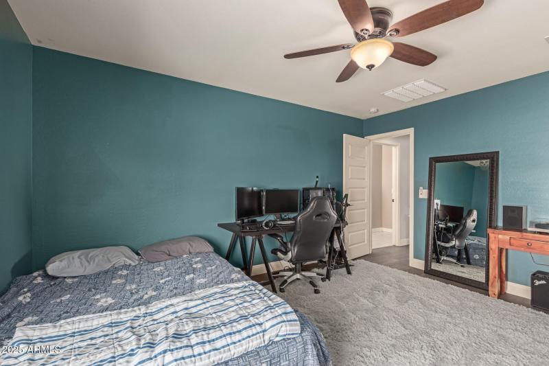 Secondary bedroom w/ bathroom