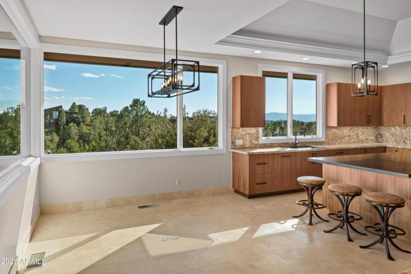 KITCHEN'S BREAKFAST DINING AREA