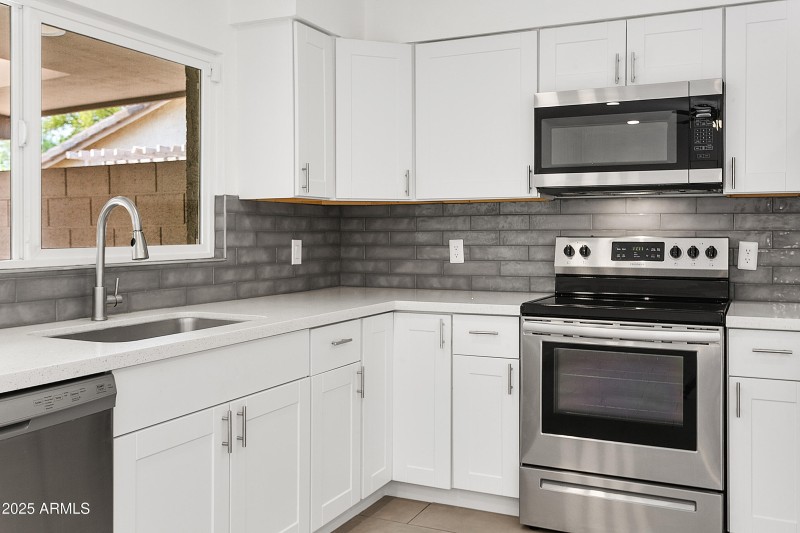 1527EWestwindway009
