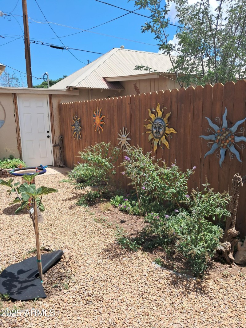 privacy fence back yard 1000019259