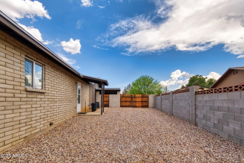 072063-2011 East Foothills Drive