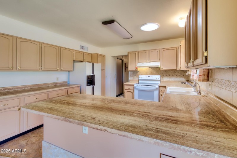 082088-2011 East Foothills Drive