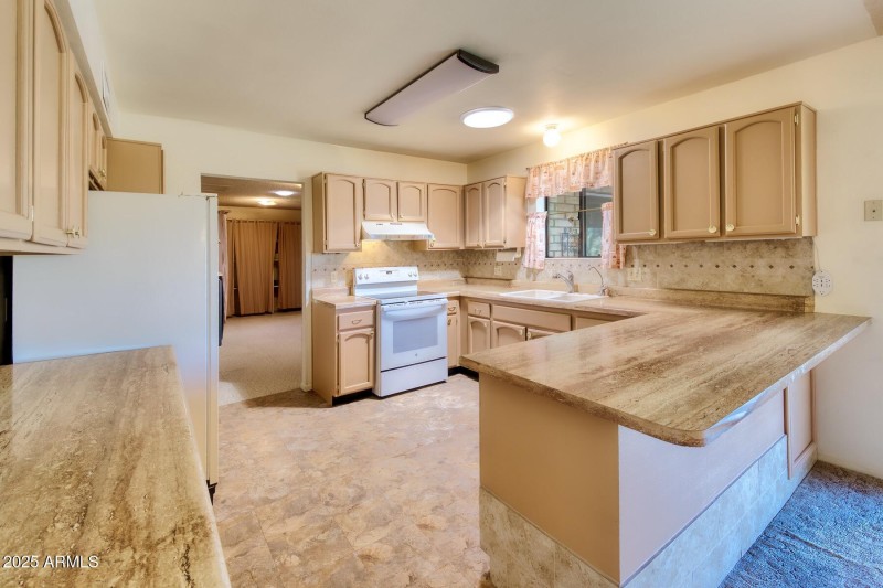 082098-2011 East Foothills Drive