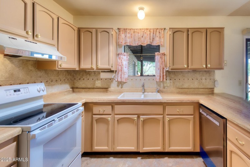 082103-2011 East Foothills Drive