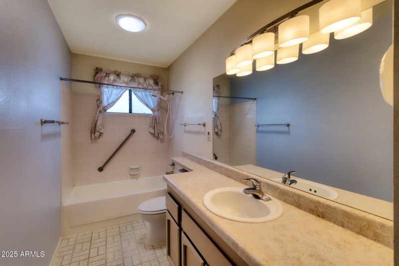 082253-2011 East Foothills Drive