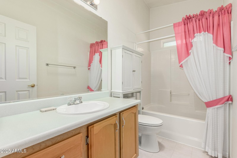 Hallway/2nd Bathroom w/ Tub