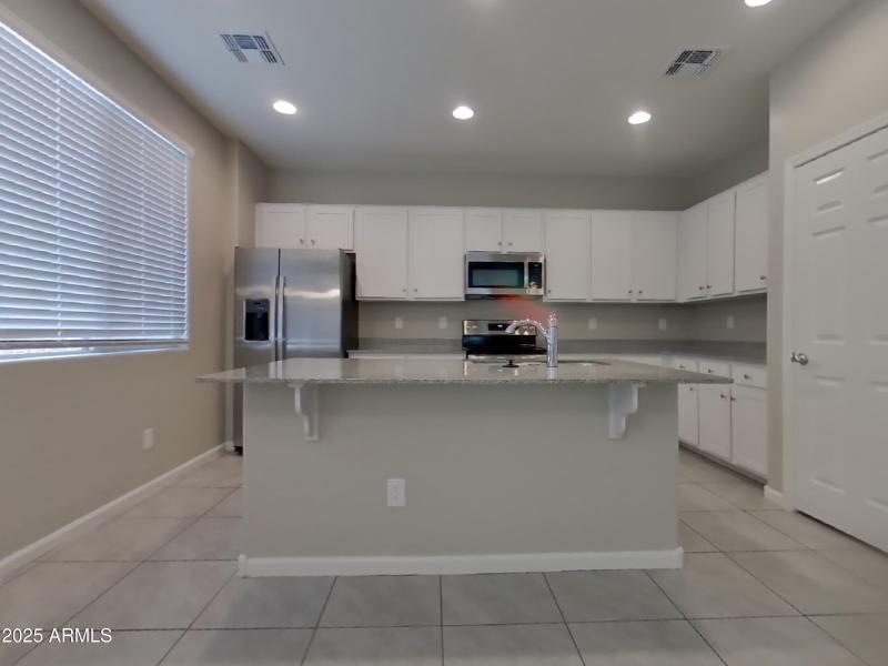 3_pc_7DhrnBvpIl_ApgjsAAC8q_other_room_cA