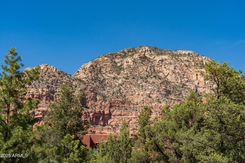 JL_650RhapsodyRd-ground-08