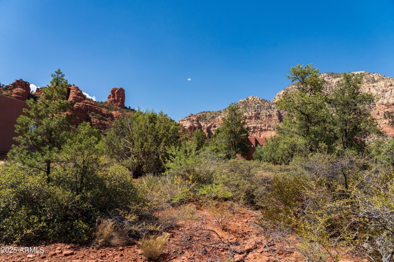 JL_650RhapsodyRd-ground-09