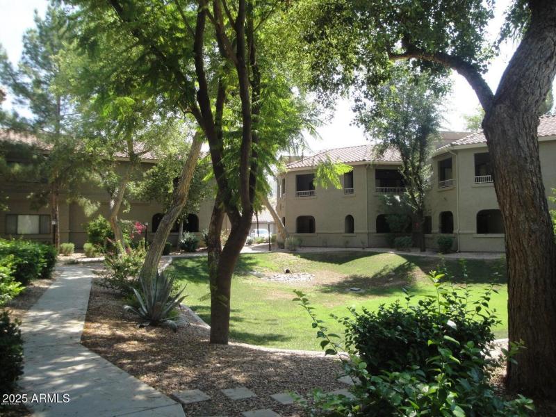 BEAUITFUL LANDSCAPED COMM