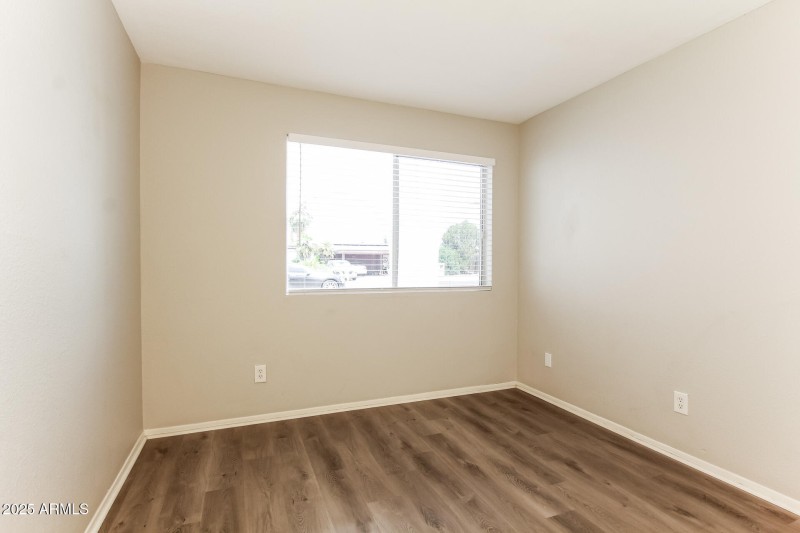 013-photo-bedroom-14716045