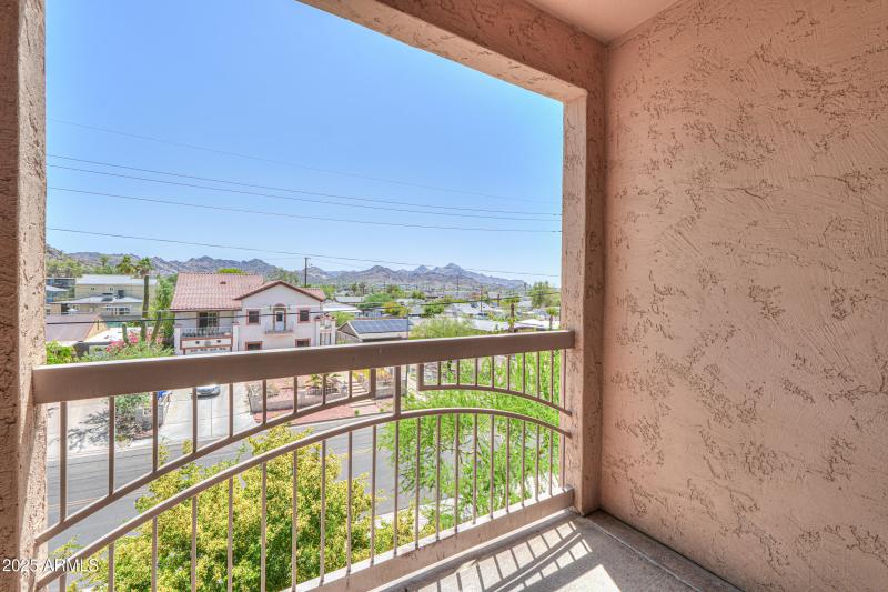 9820 N CENTRAL Avenue, 212