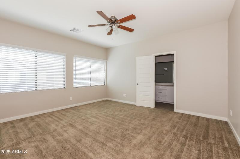 008-photo-primary-bedroom-14730339