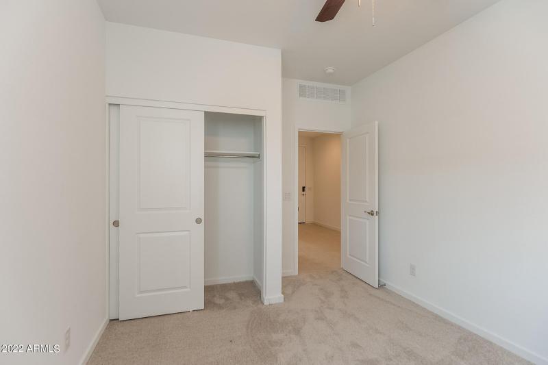 008-photo-primary-bedroom-11454106