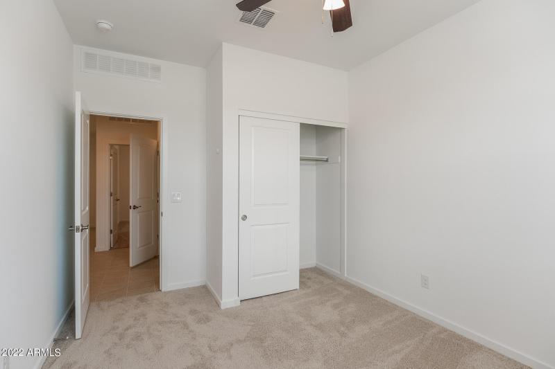 012-photo-bedroom-11454103