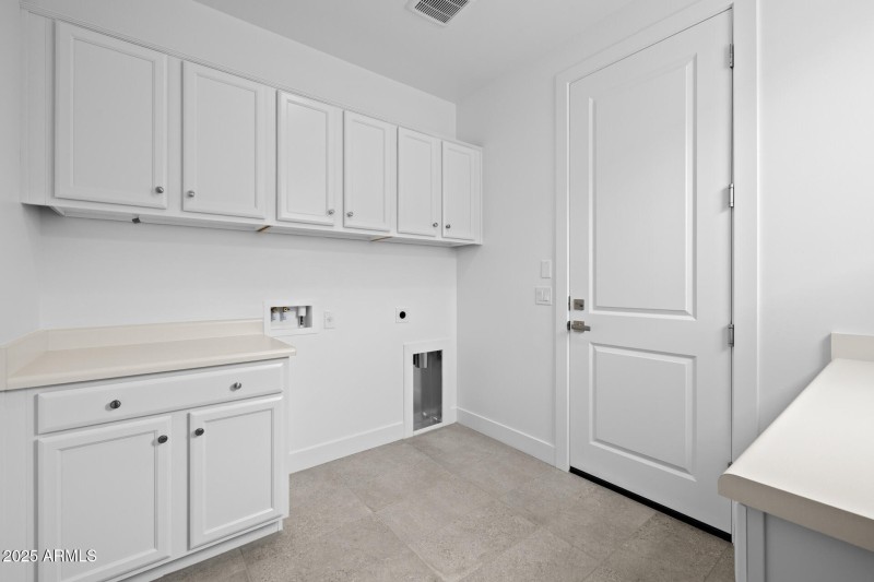 31)LAUNDRY ROOM
