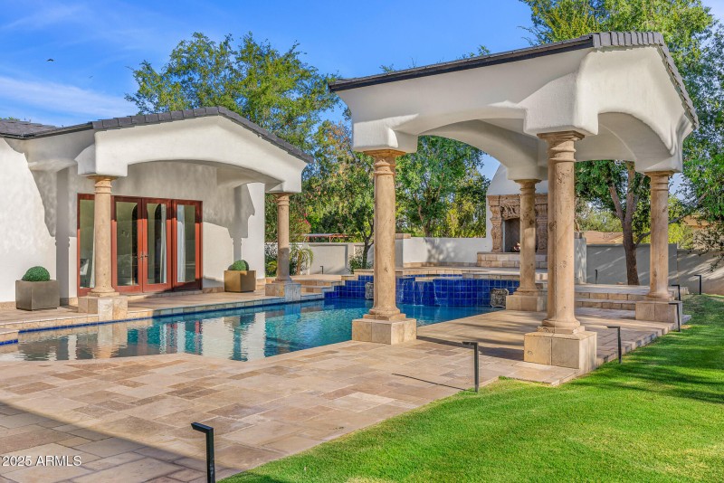 62pool and spa lounge