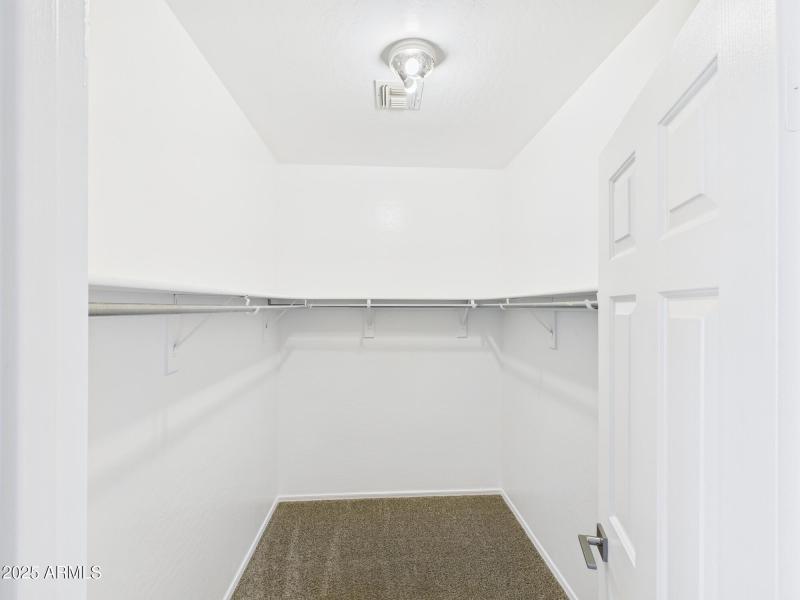 CAM02404G0-PR0136-STILL006