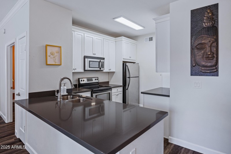 Huge kitchen Penisula