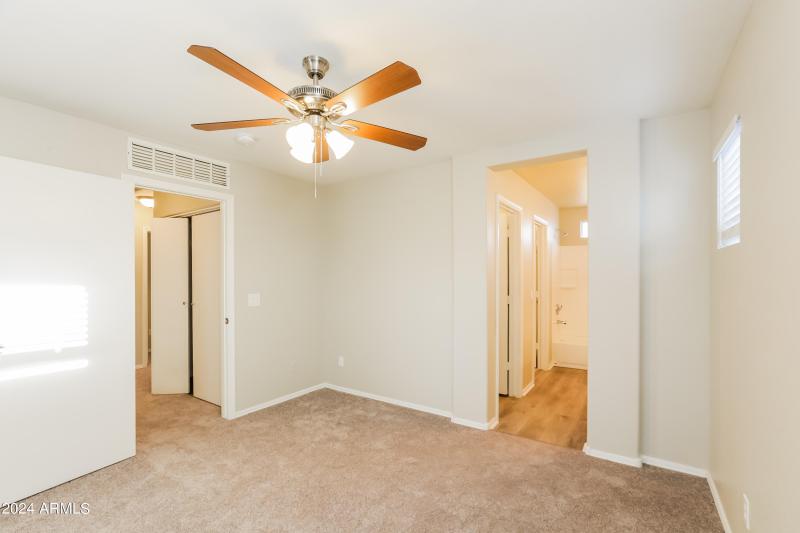 009-photo-primary-bedroom-9729611