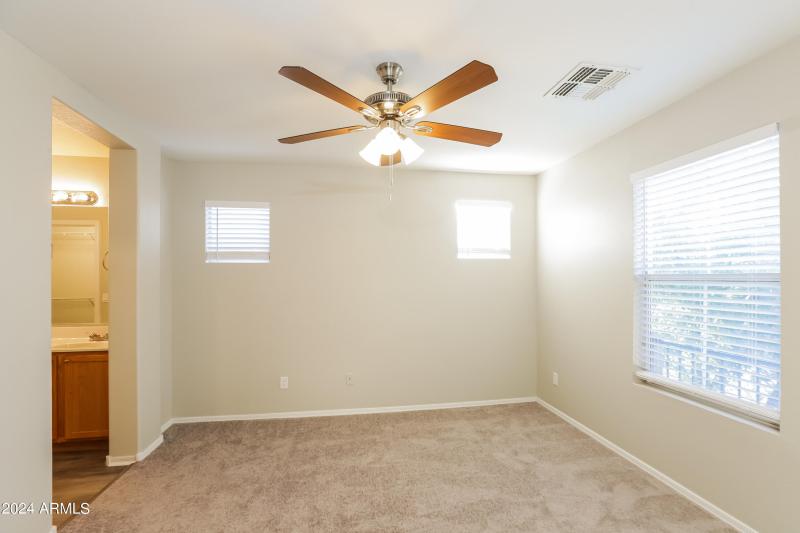 010-photo-primary-bedroom-9729624