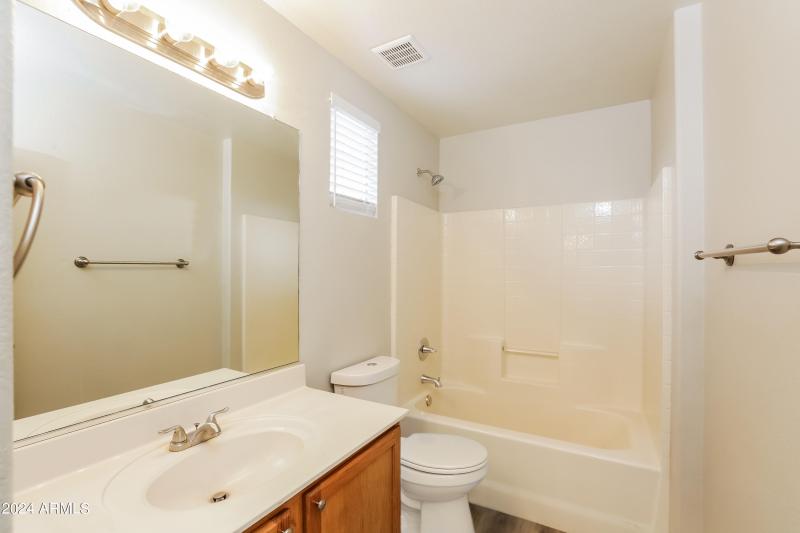 014-photo-bathroom-9729613