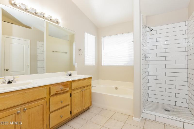 025-photo-primary-bathroom-12444936