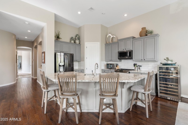 010_Kitchen Bar Area