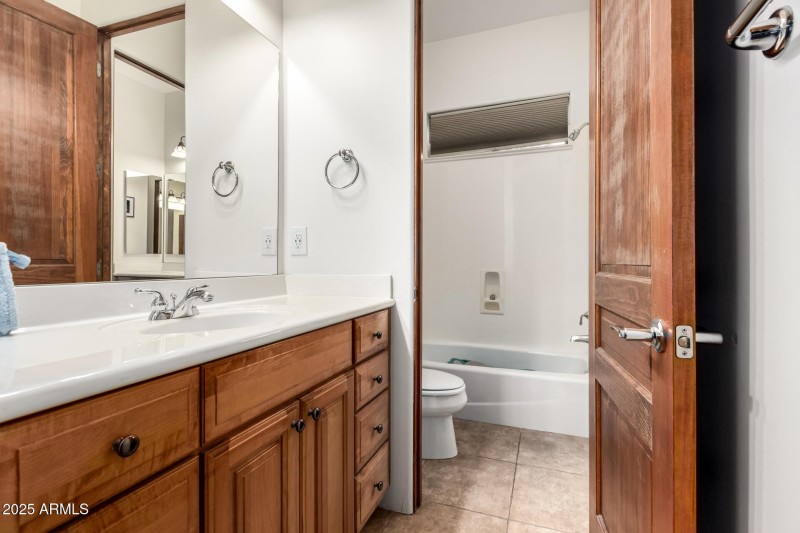 en suite bath to bedroom 1