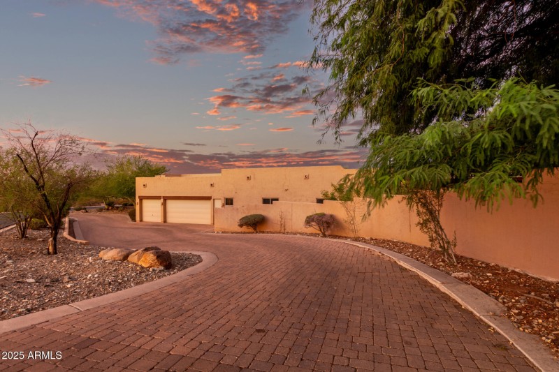 Long ciruclar paver driveway