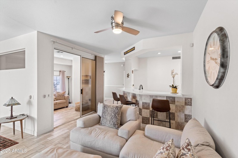 07-Living to Kitchen