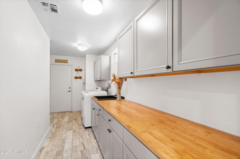 25-Large Laundry Room