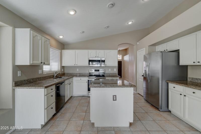 5204 W Geronimo St-11