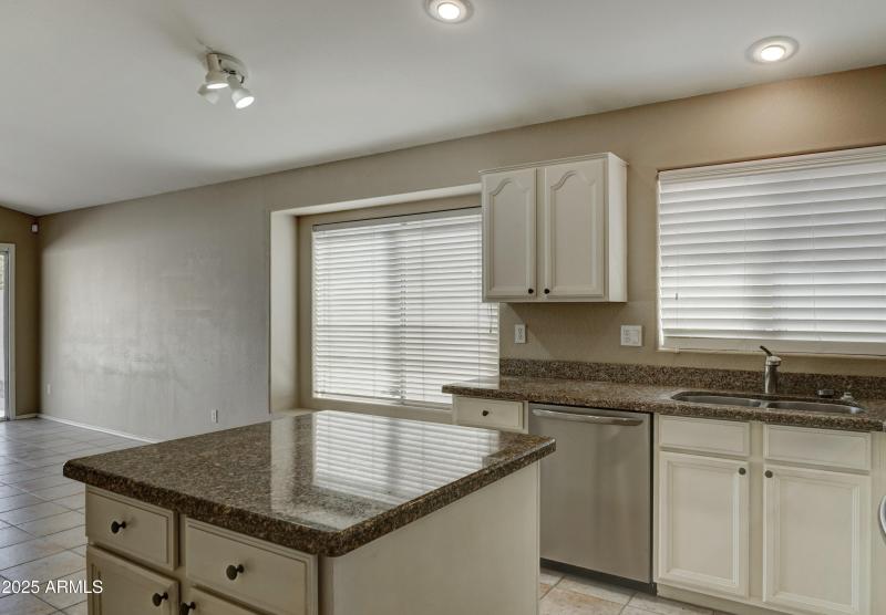 5204 W Geronimo St-12