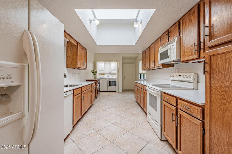 SPACIOUS KITHCHEN, NATURAL LIGHT, LAUNDR