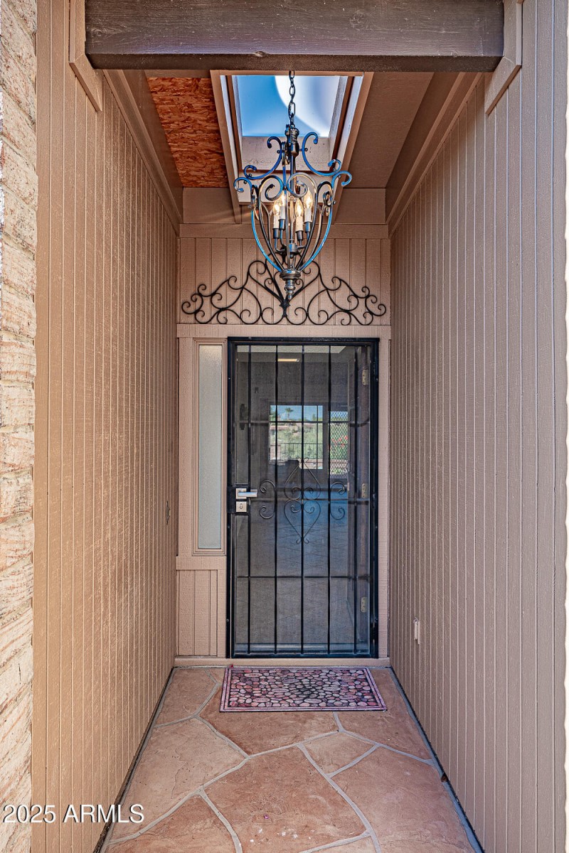 FRONT ENTRY:BEAUTIFUL LIGHTING