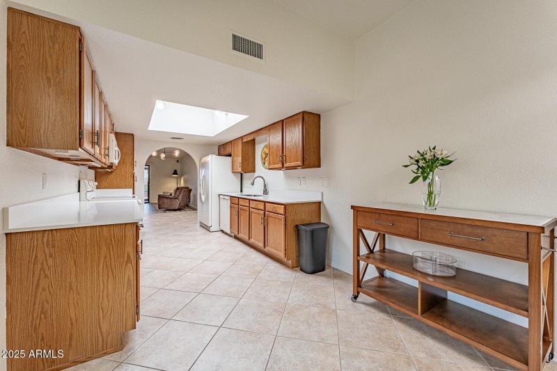 KITCHEN, ROOM FOR IN KITCHEN DINING